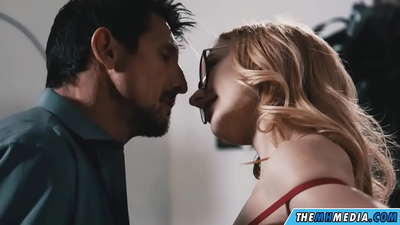 ראָמאַנטיש געשלעכט מיט אַ סלוטי בלאָנדע